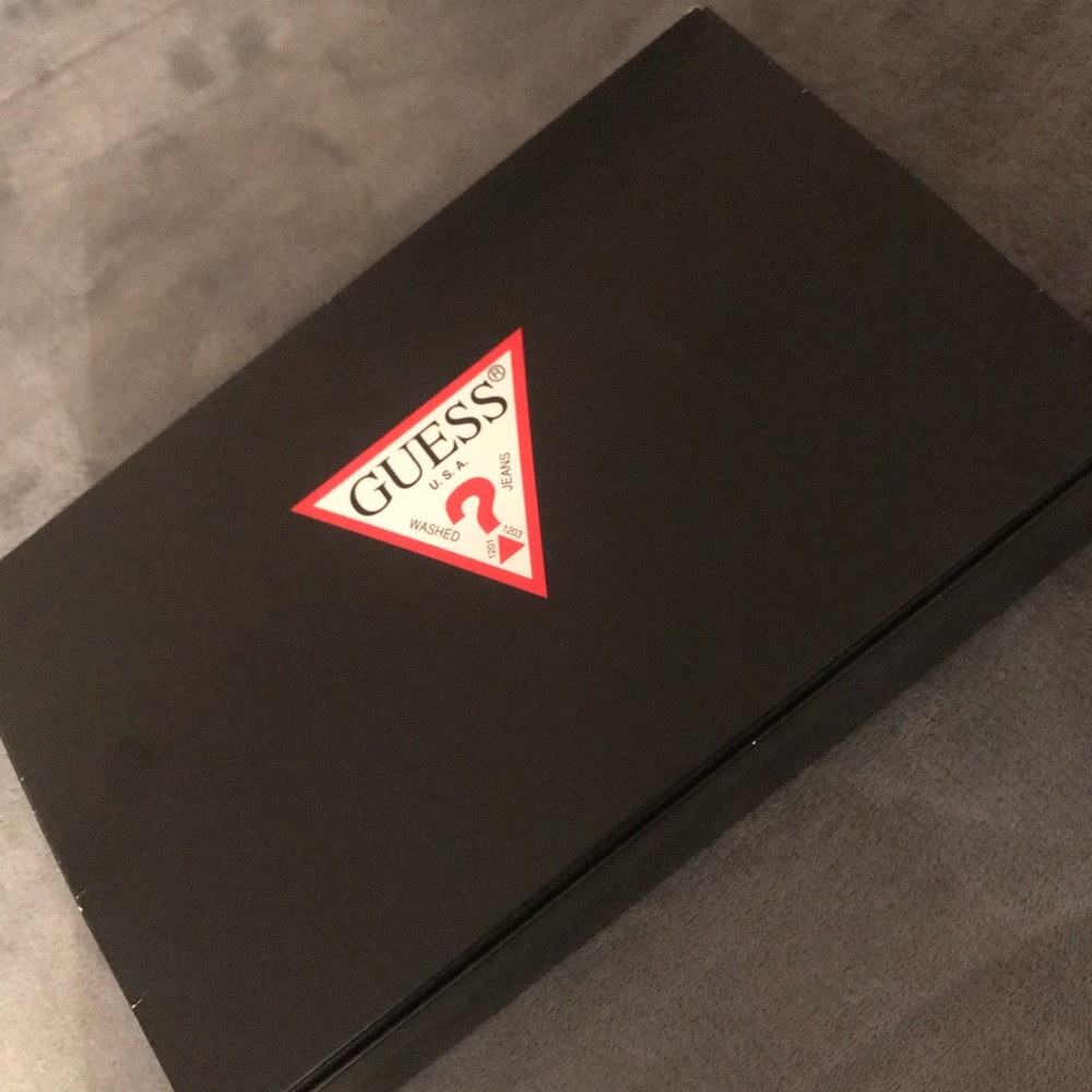 GUESS Wallet - Picture 4 of 6